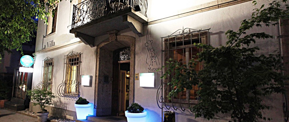 Façade de La Villa, by Night